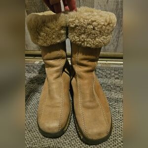Blondo Sheepskin Stirling Boots. 6.5. Side Zip.